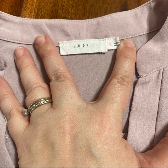 Lush nordstrom Women's Mauve Pink V-Neck Roll Tab Blouse Size Small - Picture 2 of 7